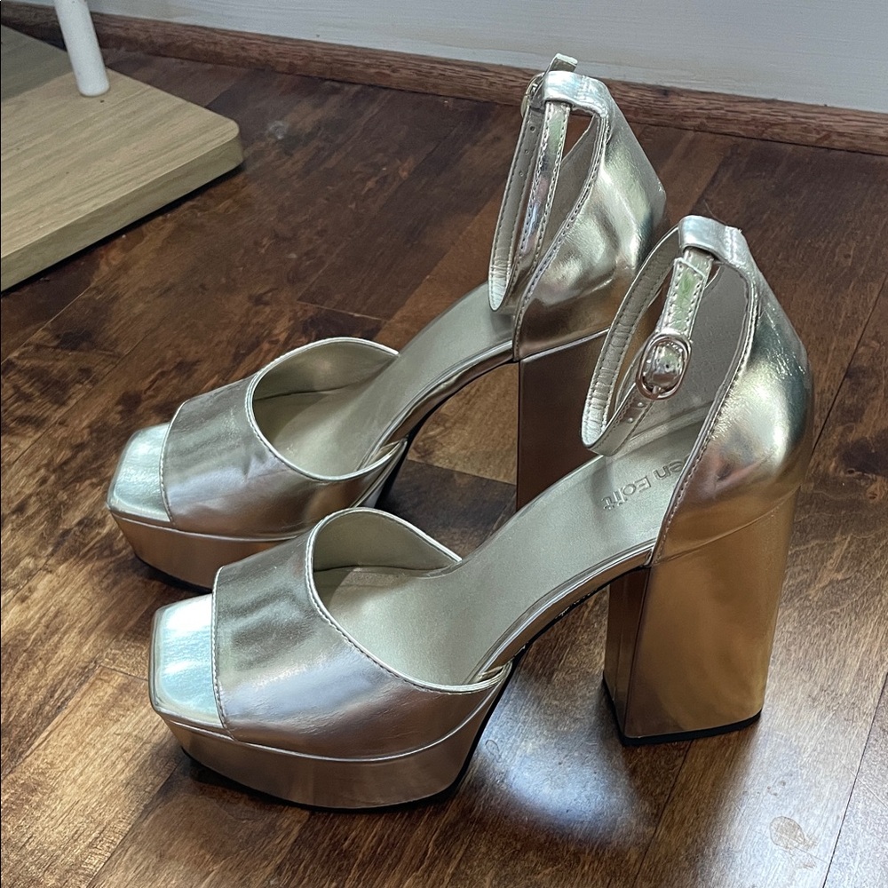 Elegant Gold Platform Heels - Picture 4 of 9